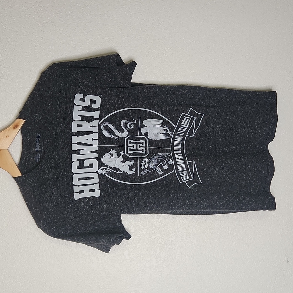 Wizarding World Harry Potter Hogwarts tshirt, size small‎
